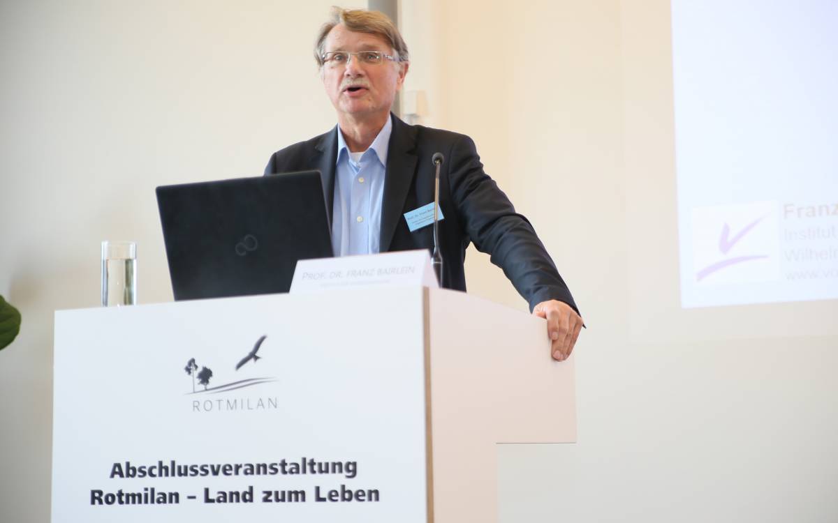 Prof. Dr. Franz Bairlein referierte über die Verantwortungsart Rotmilan - Foto: DeWiSt / Mo Camara