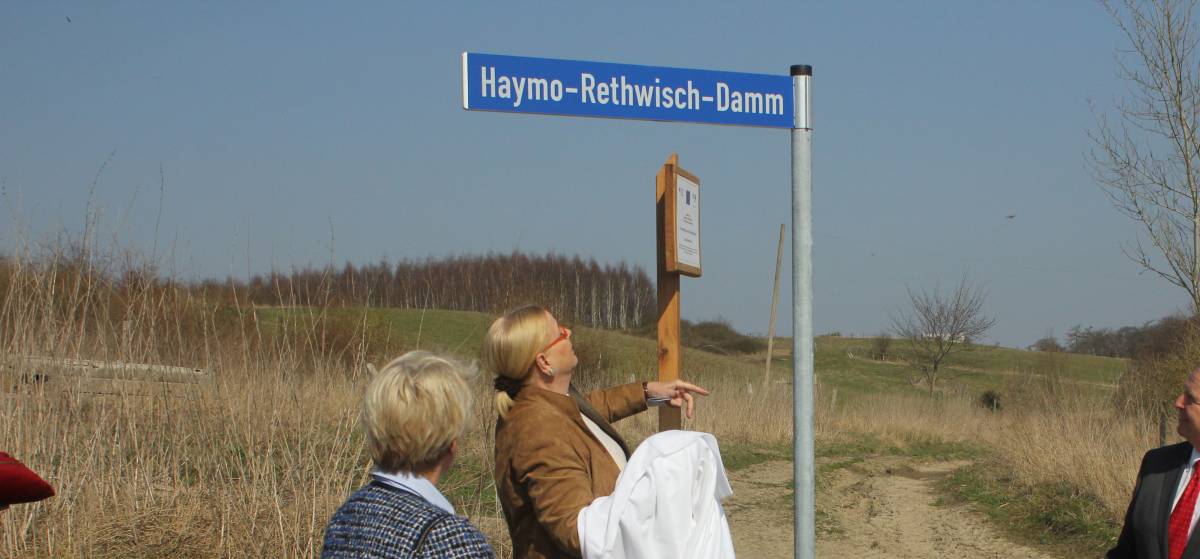 Alice Rethwisch, Vorsitzende des Kuratoriums der Deutschen Wildtier Stiftung,  enthüllt das neue Schild 