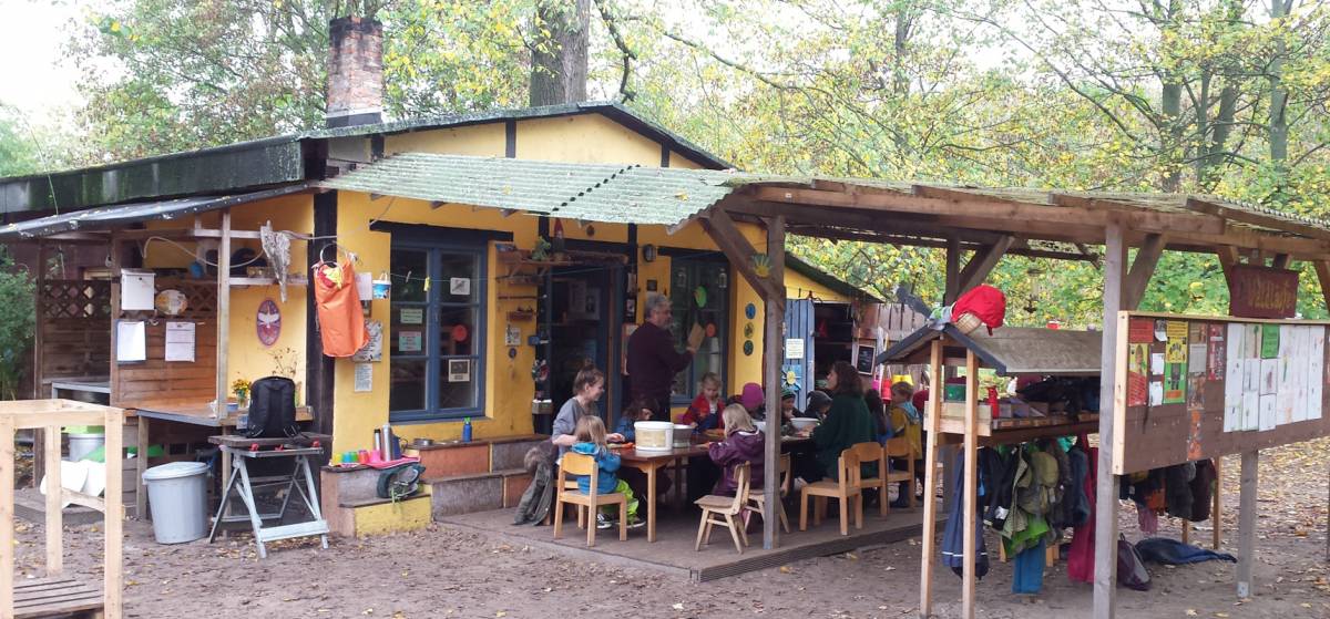 Der Kindergarten mitten im Wald, ist ein ehemaliger Kohleschuppen - Foto: Ilona Jentschke