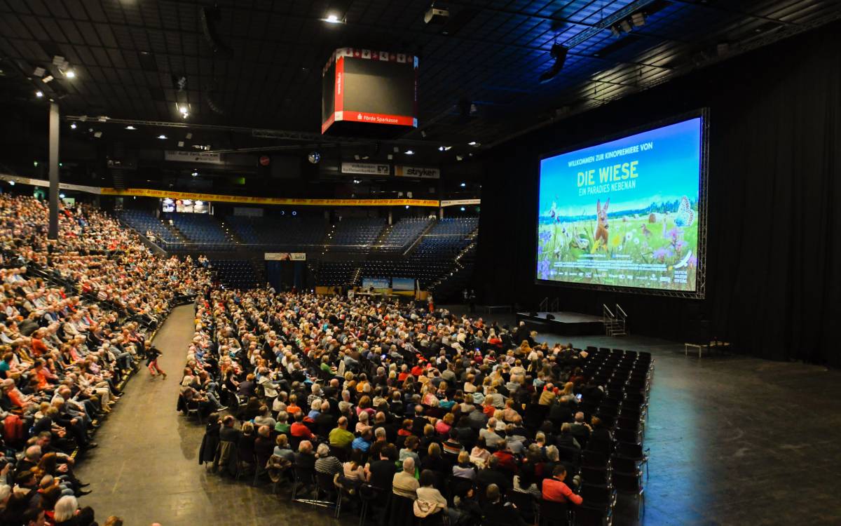 3.500 Zuschauer kamen in die Sparkassen-Arena in Kiel, um bei der Publikumspremiere von Jan Hafts neuen  Naturfilm dabei zu sein. Foto: Thies Hinrichsen