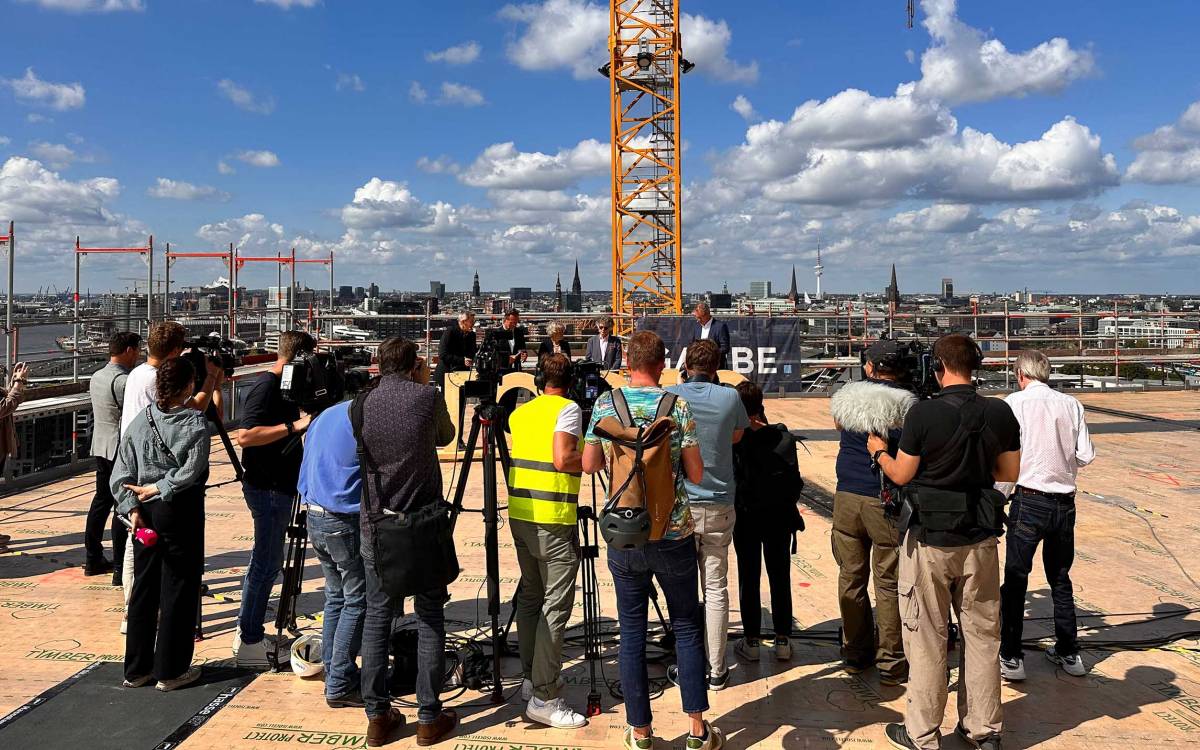 Kamera läuft: großes Medieninteresse über den Dächern der Hansestadt