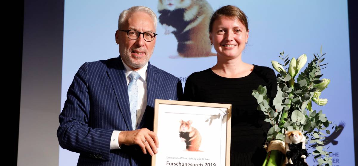 Prof. Dr. Fritz Vahrenholt, Alleinvorstand der Deutschen Wildtier Stiftung, mit Dr. Carina Siutz, Gewinnerin des Forschungspreises 2019. Foto: Andreas Costanzo