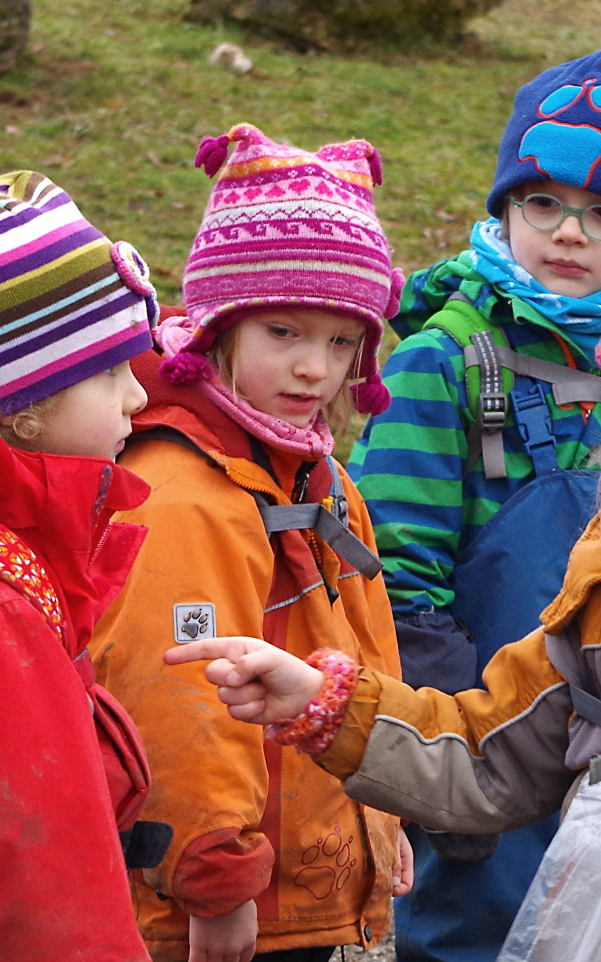 Kinder beim Abzählen im Waldkindergarten Regensburg