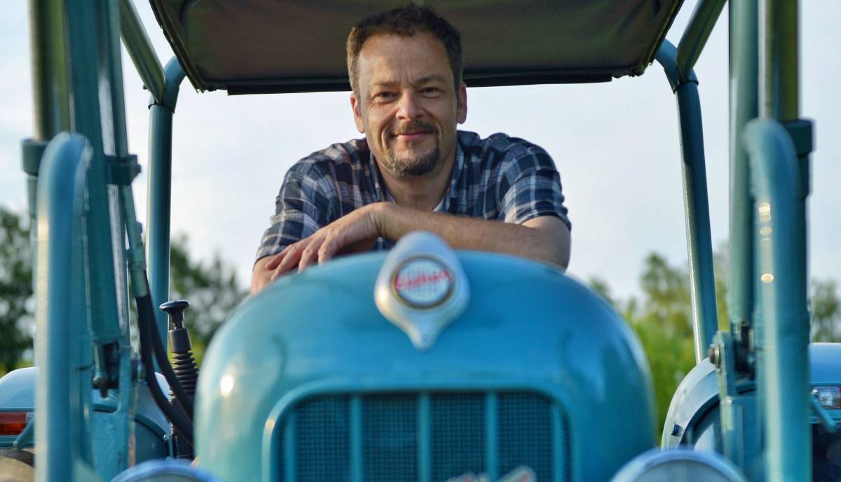 Jan Haft, der vielfach preisgekrönte Tierfilmer auf seinem Traktor. Beim bewirtschaften seiner eigenen Wiese achtet er darauf, dass die Artenvielfalt erhalten bleibt.