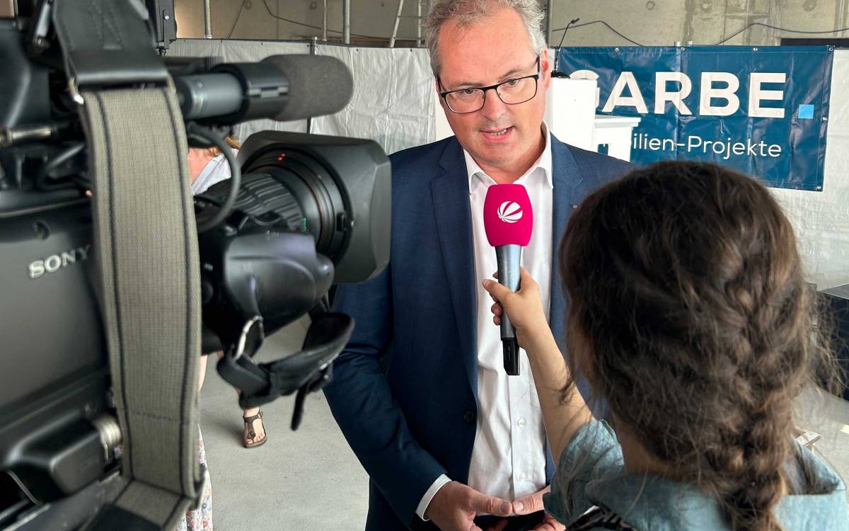 Gefragter Interviewpartner: Prof. Dr. Klaus Hackländer beantwortete Fragen zur geplanten Dauerausstellung.