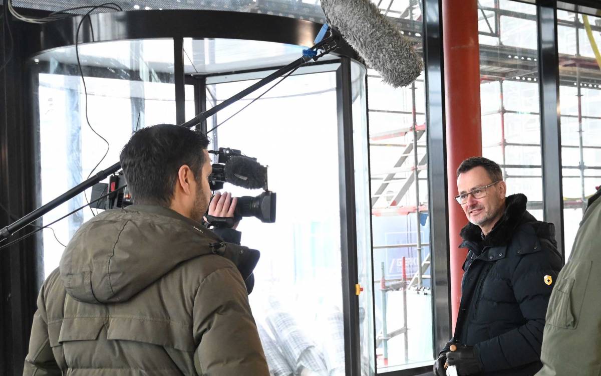 Kamera läuft: Ausstellungsleiter Salaymon Kolaly und  Ivo Bozic, Leiter der Naturbildung, berichten bei Dreharbeiten fürs Fernsehen vom Baufortschritt.
